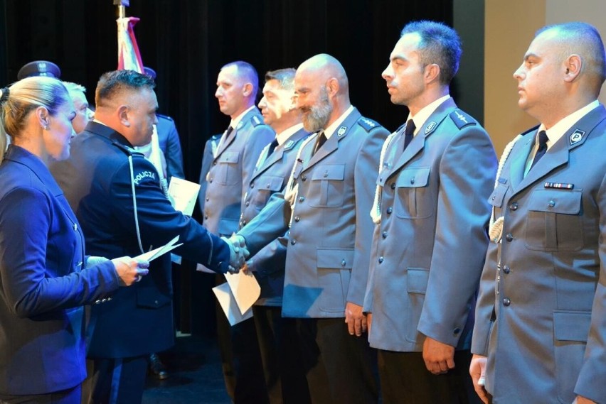 Powiatowe Obchody Święta Policji w Spółdzielczym Domu Kultury w Stalowej Woli. 62 funkcjonariuszy uzyskało awans
