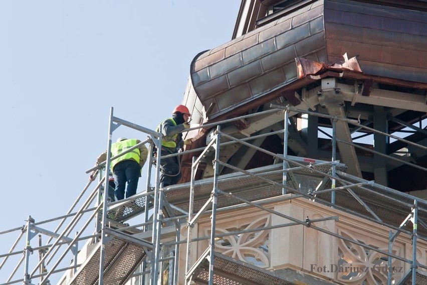 Montują hełmy na wieży w Świdnicy