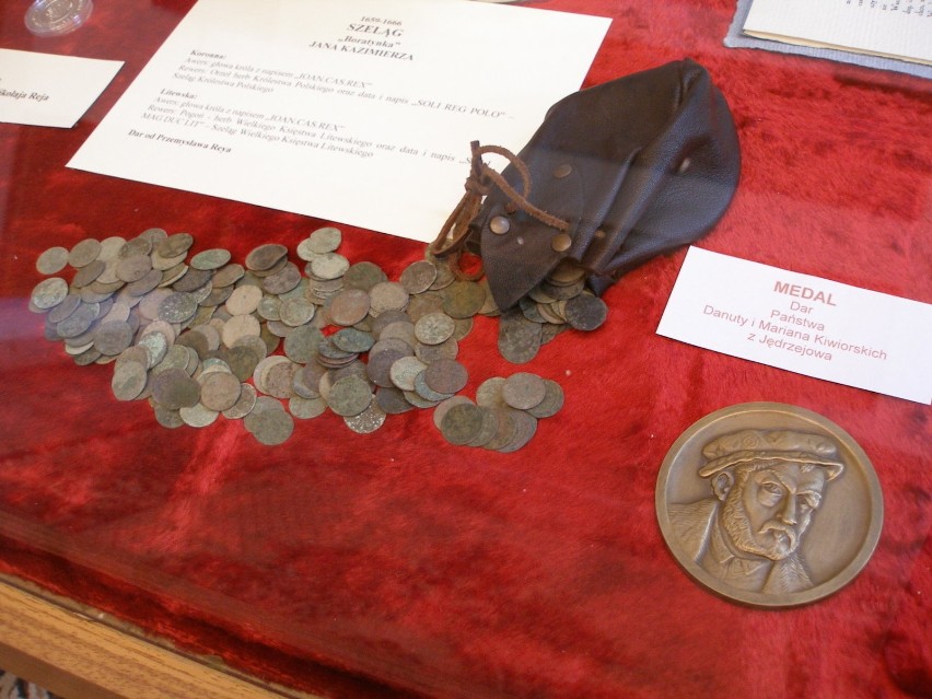 Wśród licznych eksponatów odnajdziemy monety z XVII w. oraz...