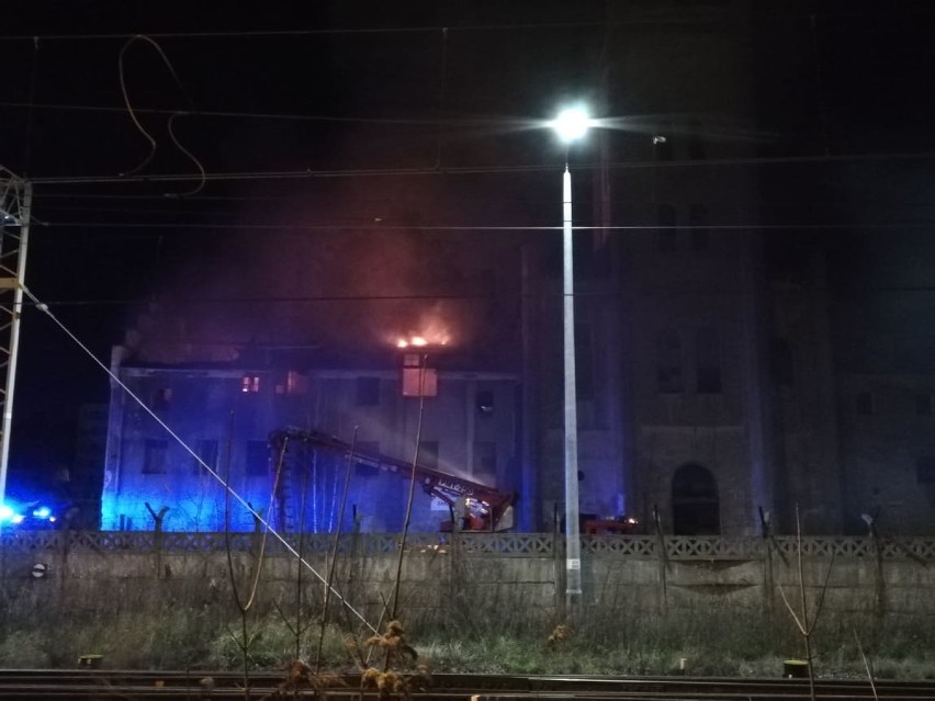 Pożar budynków po byłej porcelanie Wałbrzych. Niebezpieczna akcja strażaków. Zobaczcie ruinę w środku [ZDJĘCIA] 