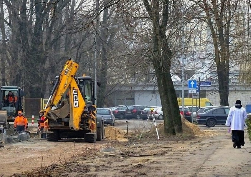 Budują ulice na radomskim osiedlu XV-lecia. Będzie więcej miejsc parkingowych, chodniki i nowy asfalt. Zobacz, jaki jest postęp prac