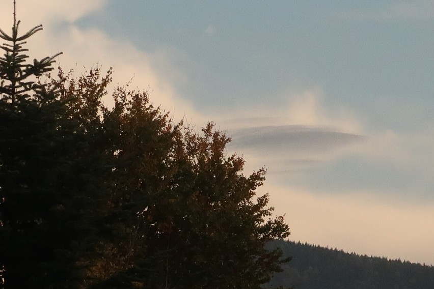 To właśnie niesamowita "chmura UFO" obserwowana nad Górami...