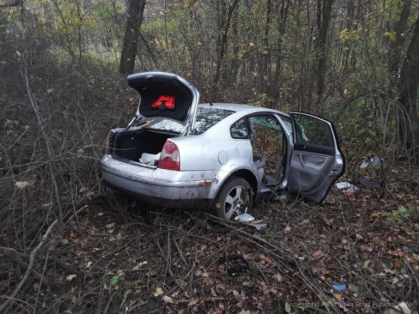 Wypadek w Skierniewicach. Kierowca w ciężkim stanie. Samochód rozbity na pół [ZDJĘCIA]