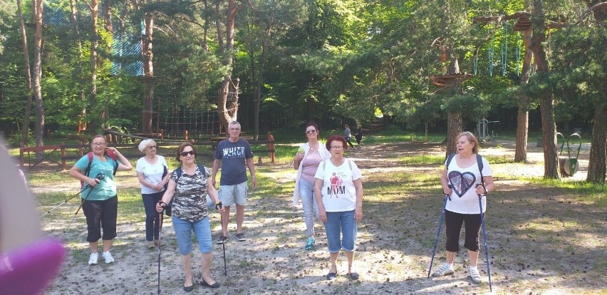 Seniorzy z Kielc ćwiczą na Stadionie Leśnym pod okiem instruktora. Zobacz zdjęcia