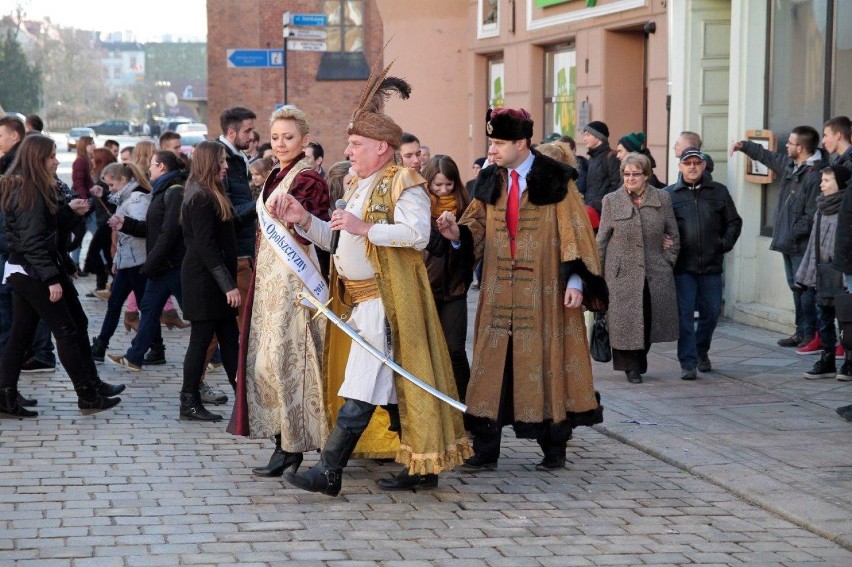 Maturzyści zatańczyli poloneza na Rynku w Opolu [zdjęcia, wideo] 