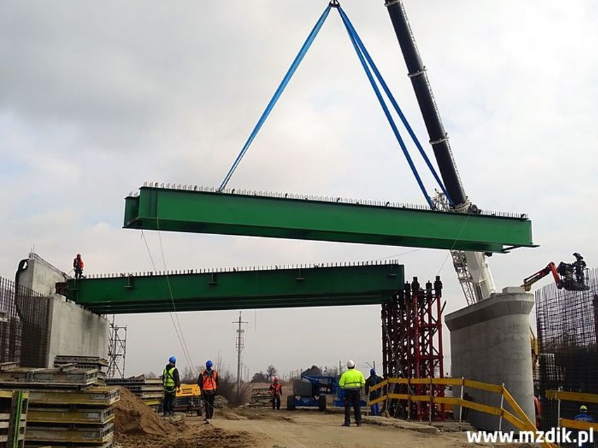 Stalowe belki, które będą podstawą płyty głównej wiaduktu są...