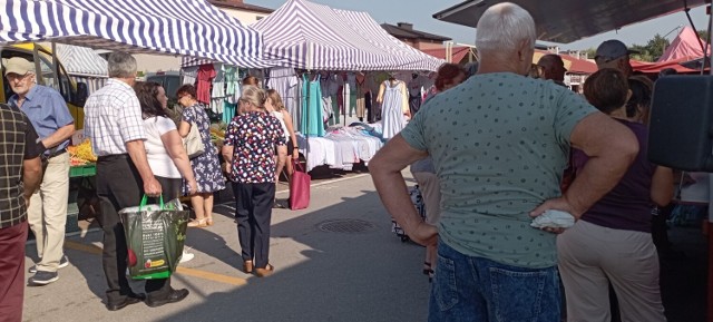 W czwartek 18 sierpnia na targu znów zjawiło się wielu kupujących z Jędrzejowa i okolic. Poza produktami spożywczymi kupowano również ubrania oraz różne inne produkty.

Zobacz na zdjęciach jak wyglądały zakupy na targu w Jędrzejowie 18 sierpnia w czwartek>>>