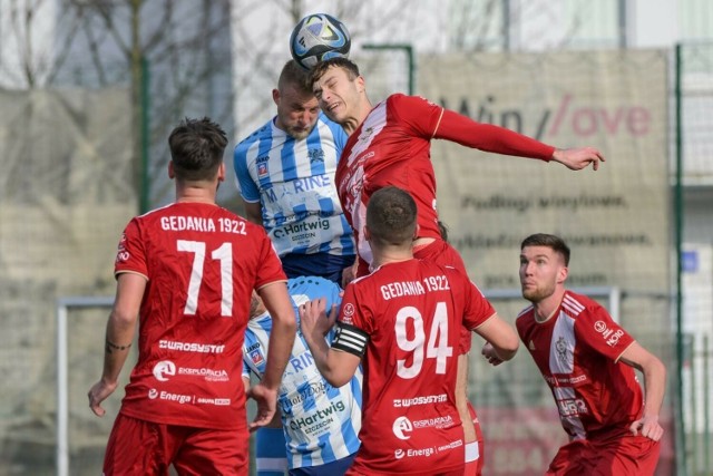 Mecz III-ligowców Gedania 1922 Gdańsk - Świt Szczecin rozegrany został na sztucznej murawie stadionu Ogniwa w Sopocie (1.03.2024)