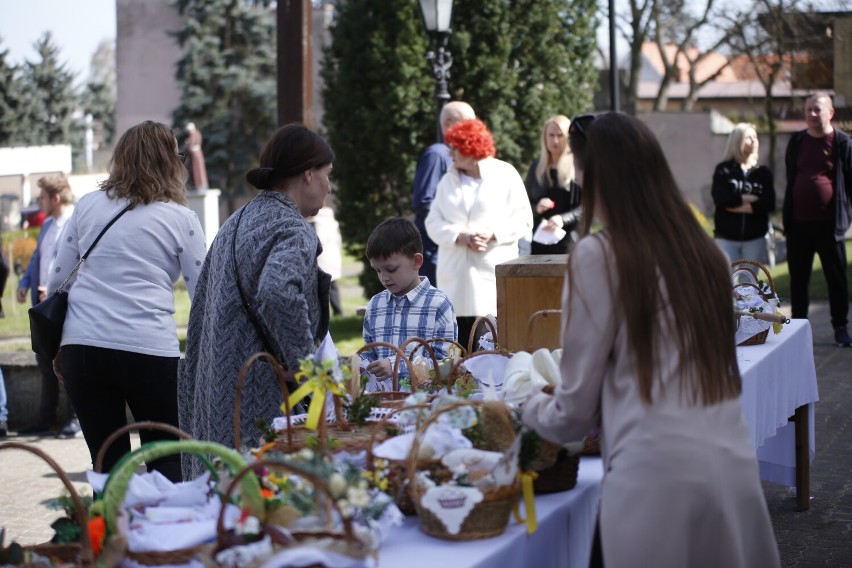 Święconka 2024 w Koninie. Zobaczcie święcenie pokarmów wielkanocnych w parafii św. Marii Magdaleny [ZDJĘCIA]