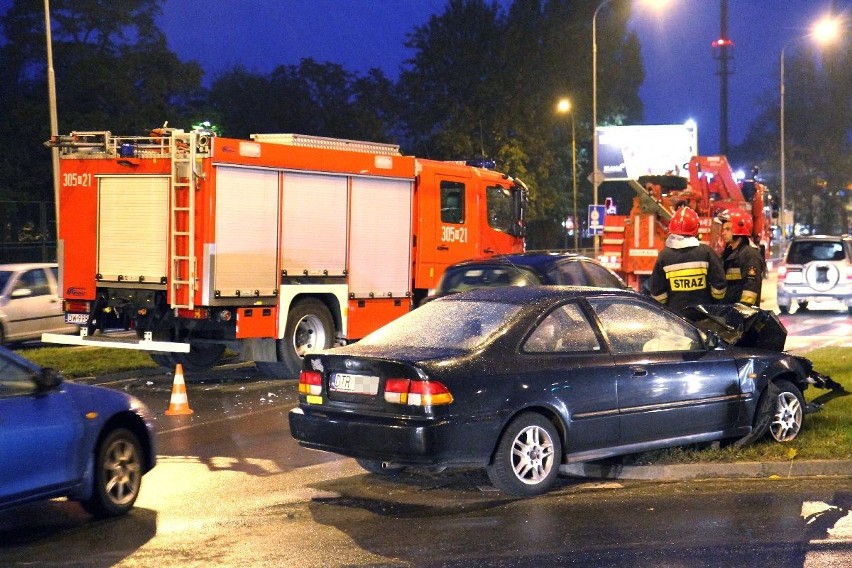 Wrocław: Na ul. Bałtyckiej wóz strażacki zderzył się z osobówką (ZDJĘCIA)
