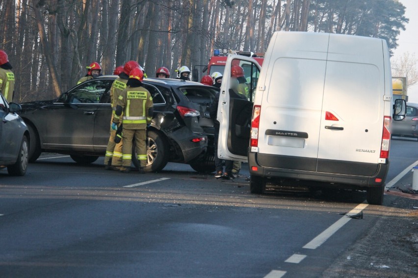 AKTUALIZACJA: Znamy szczegóły wypadku dwóch aut pomiędzy Krotoszynem a Kuklinowem [ZDJĘCIA]