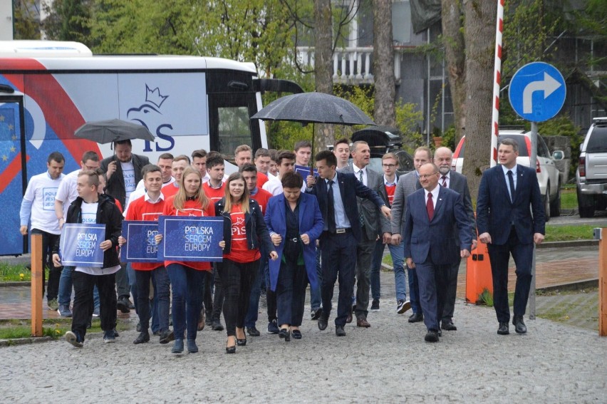 Wybory europarlamentarne 2019. Beata Szydło przyjechała do Zakopanego PISbusem [ZDJĘCIA]