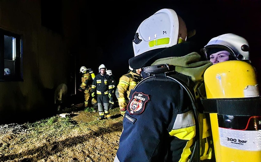 Nocny ogień w dolinie Dunajca. Zapalił się dom w Kadczy