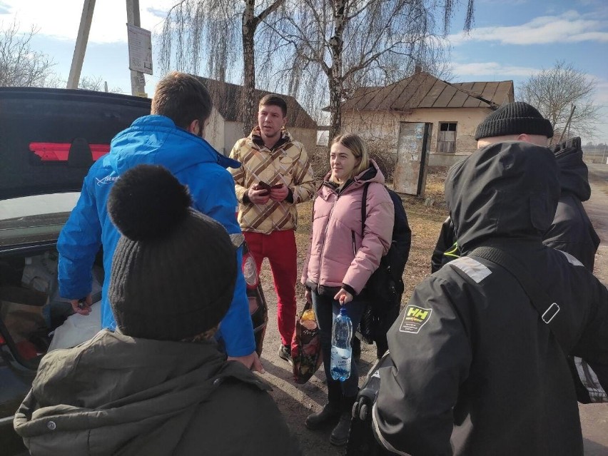 Pleszew. Zgłosił się na ochotnika i pojechał po dzieci Oli i Ivanki na Ukrainę