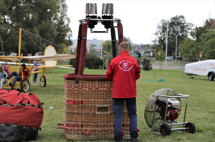 Lotnicze atrakcje podczas „Aeropikniku” w Kielcach. Za nami pierwszy dzień II Festiwalu Wiatru w Kielcach. Zobaczcie zdjęcia i film