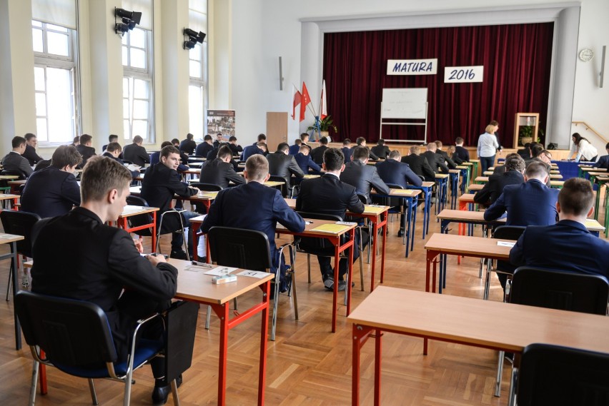 Uczniowie z Zespołu Szkół Łączności podczas Matury 2016.