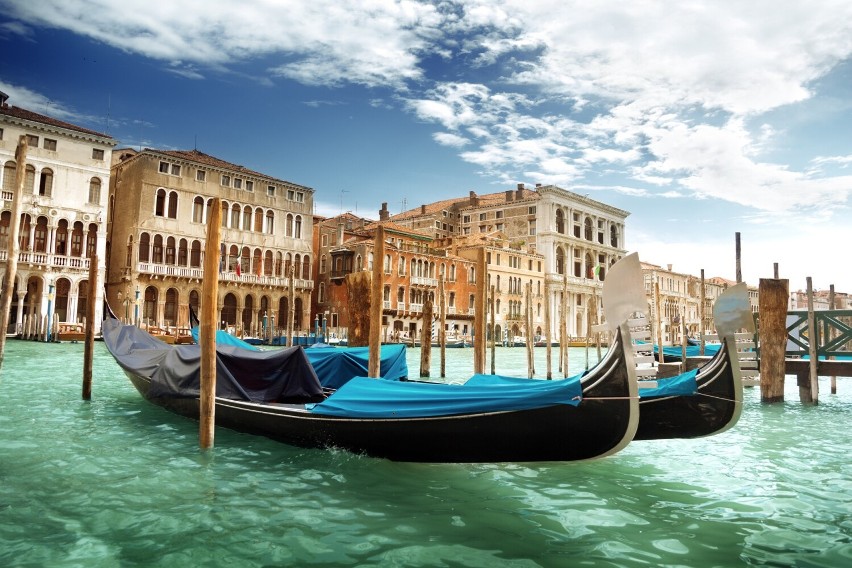 Wenecja, z meandrującymi kanałami i starożytną architekturą,...