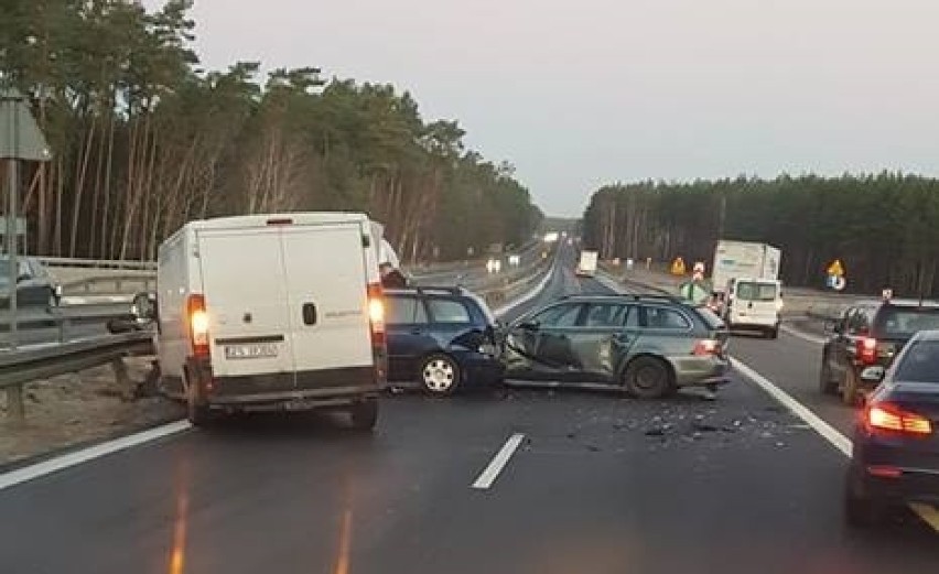 Wypadek na S3. Zderzyły się cztery samochody osobowe [ZDJĘCIA] 