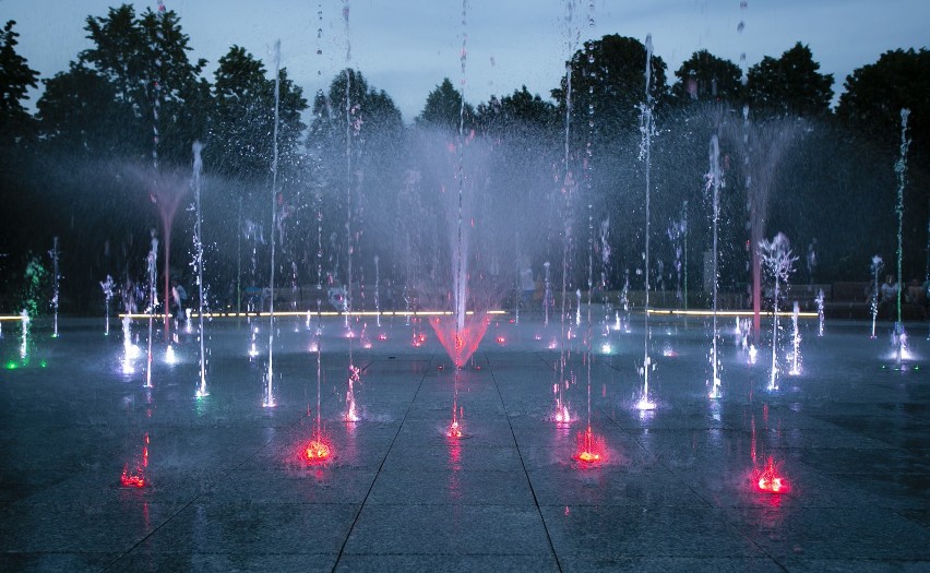 Park Szymańskiego ponownie zachwyca wieczorami. Na Wolę powróciły kolorowe fontanny