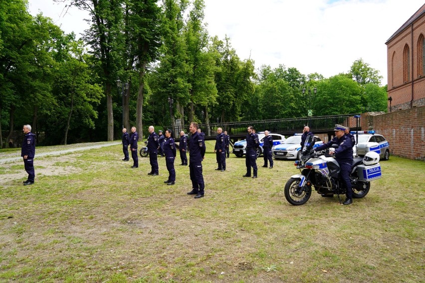 Funkcjonariusze z Komendy Powiatowej Policji w Człuchowie przystąpili do akcji charytatywnej #GaszynChallenge