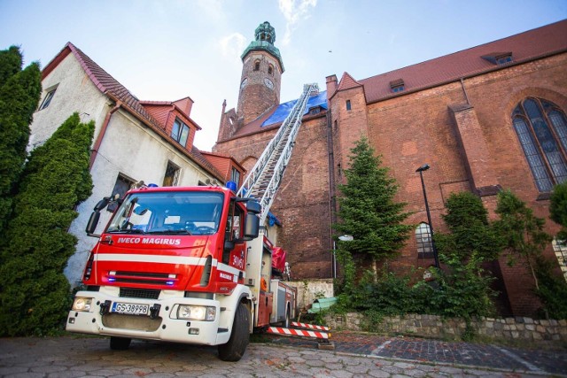 Potężna nawałnica zwaliła z wieży kościoła św. Jacka w Słupsku metalowo-drewnianą iglicę