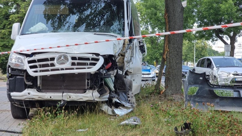 Wypadek na ulicy Warszawskiej w Kielcach. Bus uderzył w drzewo