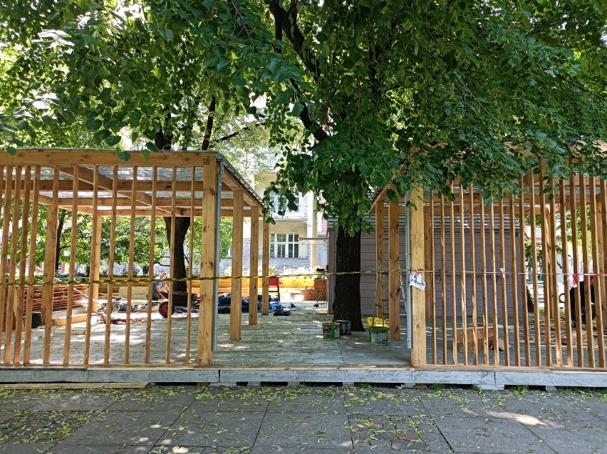 Właśnie rozstawia się kolejny ogródek w Śródmieściu Katowic.
