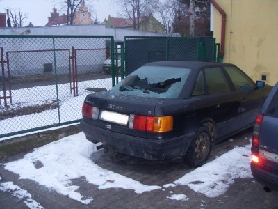 Lwówek Śląski: Chuligani zniszczyli kilka aut