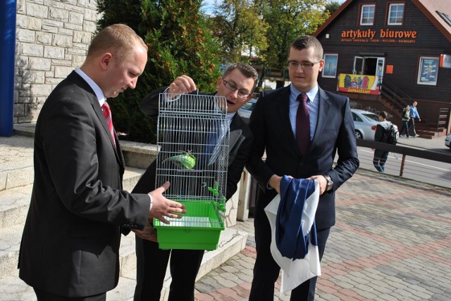koordynatorzy akcji Zmieniamy Białystok przynieśli na konferencje papugę