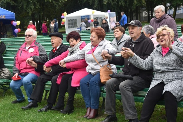 Koneckie Senioralia 2021. Mimo chłodnej pogody do parku przybyło wielu mieszkańców Końskich, by wspólnie bawić się na święcie naszych seniorów. Zobaczcie fotorelację!

