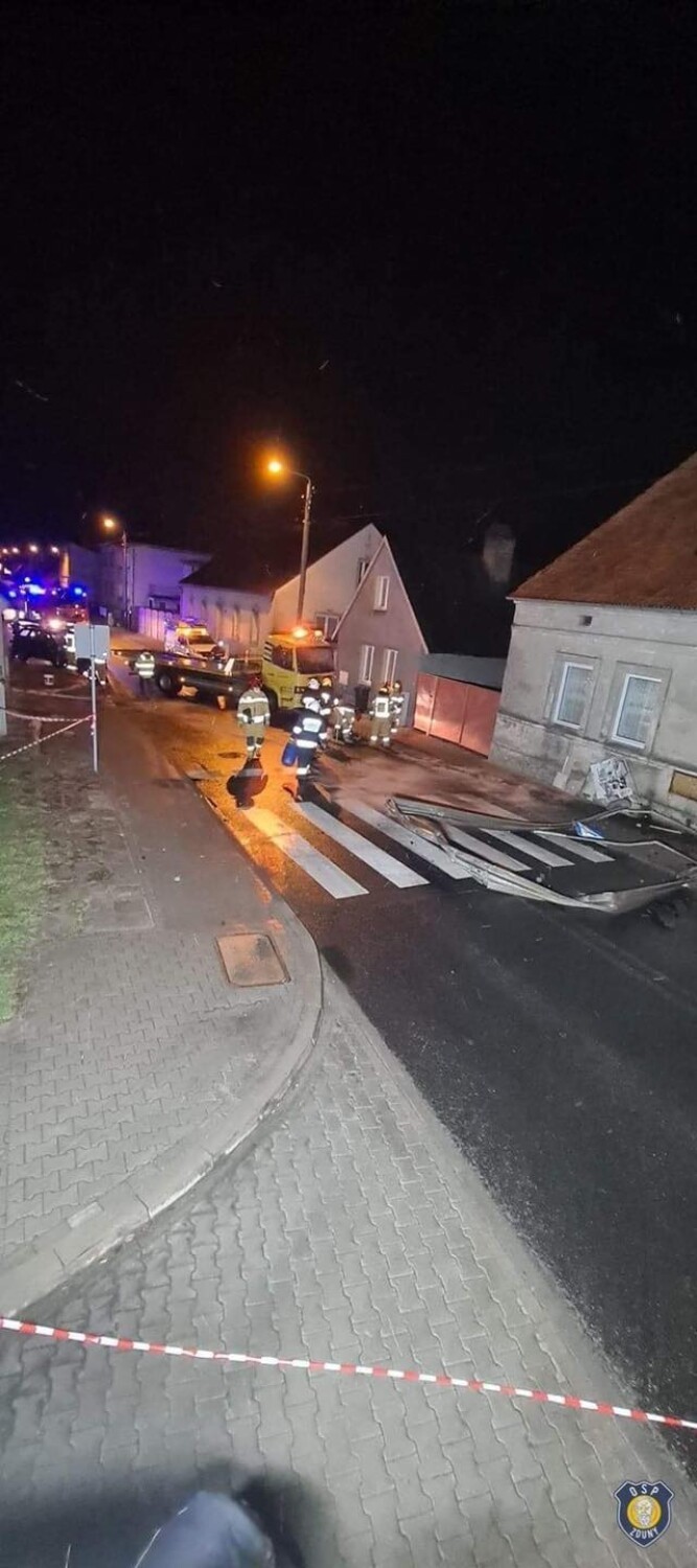 Pijany 19-latek wjechał w barierkę i uszkodził budynek w Zdunach. Miał zakaz prowadzenia pojazdów [ZDJĘCIA]