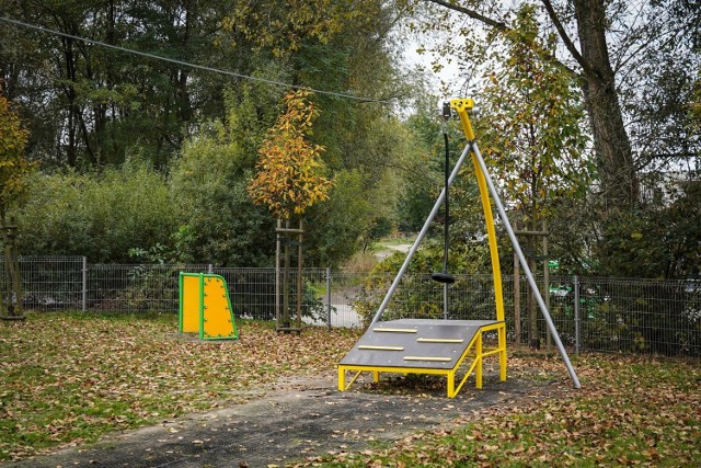 Place zabaw często są połączone ze strefami fitness oraz wyposażone są w tematyczne ścieżki edukacyjne np. o ekologii. Najmniejszy spośród placów, którymi opiekuje się ZZM jest ten zlokalizowany przy katowickim Rynku. Największy plac zabaw, znajduje się w parku Kościuszki i ma on 3,5 tys. m2 powierzchni.