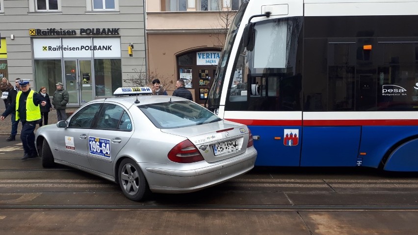 Na ul. Gdańskiej w Bydgoszczy doszło do zderzenia taksówki z...