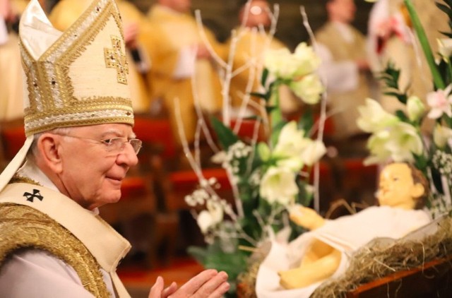 W Boże Narodzenie o północy, metropolita krakowski abp Marek Jędraszewski przewodniczył uroczystej Pasterce w katedrze na Wawelu.