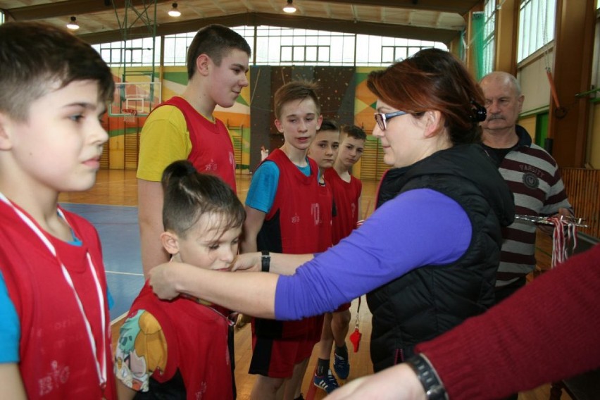 SP Krokowa mistrzem powiatu puckiego w minikoszykówce (2018). Na podium też SP Puck, SP 2 Władysławowo