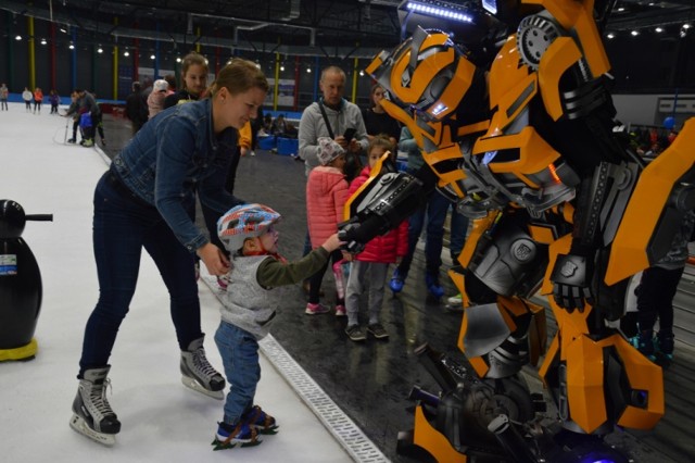 Zabawy z wesołym robotem atrakcją inauguracyjnej ślizgawki