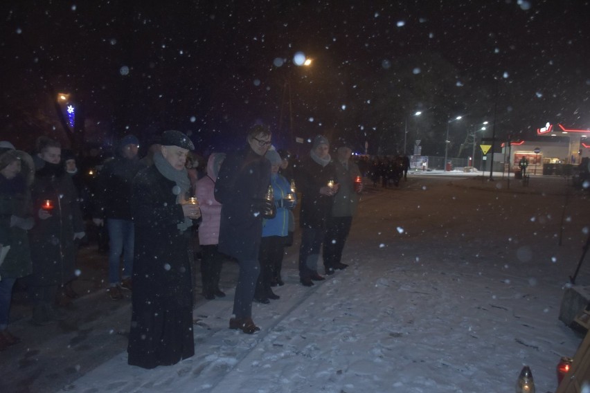 Żałoba po śmierci Pawła Adamowicza. Marsz milczenia w Pelplinie, księga kondolencyjna w Tczewie [ZDJĘCIA]