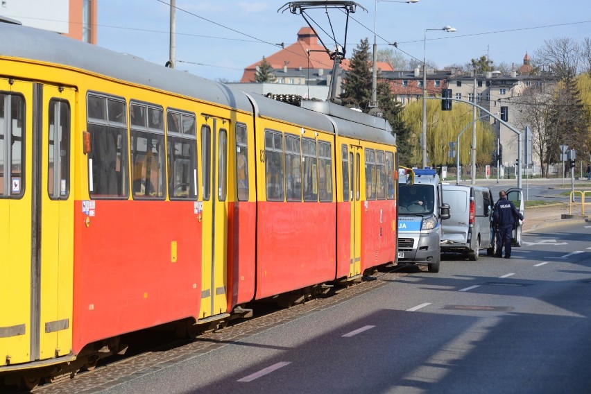 Zderzenie policyjnego radiowozu z tramwajem. Dwaj policjanci w szpitalu [wideo, zdjęcia]