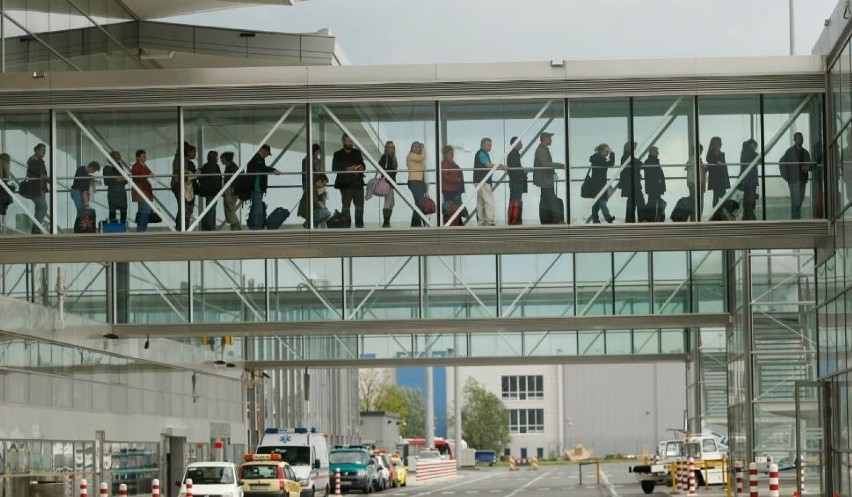 Wrocław. Dostał 500 złotych kary, bo powiedział na lotnisku słowo...