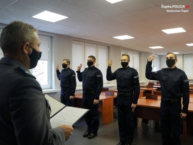 Nowi policjanci złożyli ślubowanie w Komendzie Powiatowej Policji w Wodzisławiu Śląskim

Zobacz kolejne zdjęcia/plansze. Przesuwaj zdjęcia w prawo - naciśnij strzałkę lub przycisk NASTĘPNE