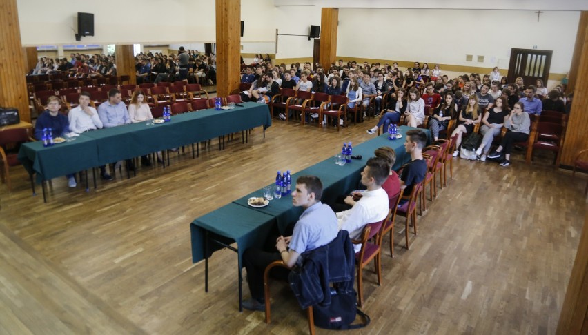 "Czy Pomnik ma zostac?" debata mlodzieży w II LO w...