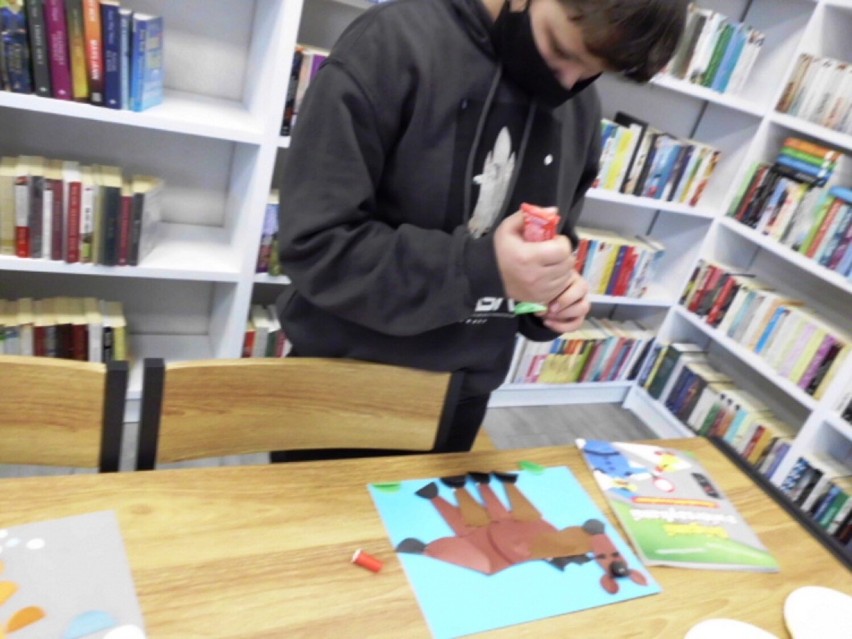 Tak dzieci spędzają ferie. Miszmasz z origami w bibliotece w Żelaźnie
