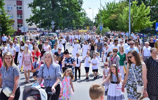 Procesja Bożego Ciała z kościoła Świętej Barbary do kościoła Chrystusa Króla w Tarnobrzegu.