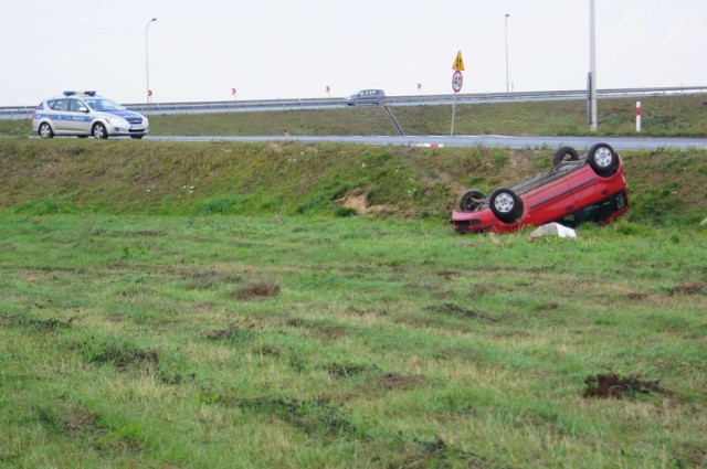 Fiat dachował na wiadukcie koło Castoramy