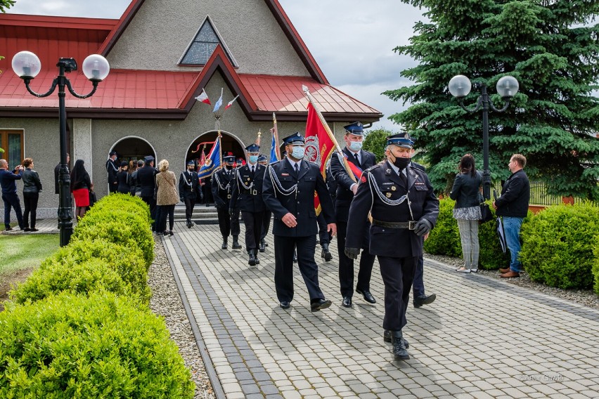 Biała. Strażacy-ochotnicy z gminy Tarnów obchodzili swoje święto. Były odznaczenia i ślubowanie młodych adeptów OSP [ZDJĘCIA]        