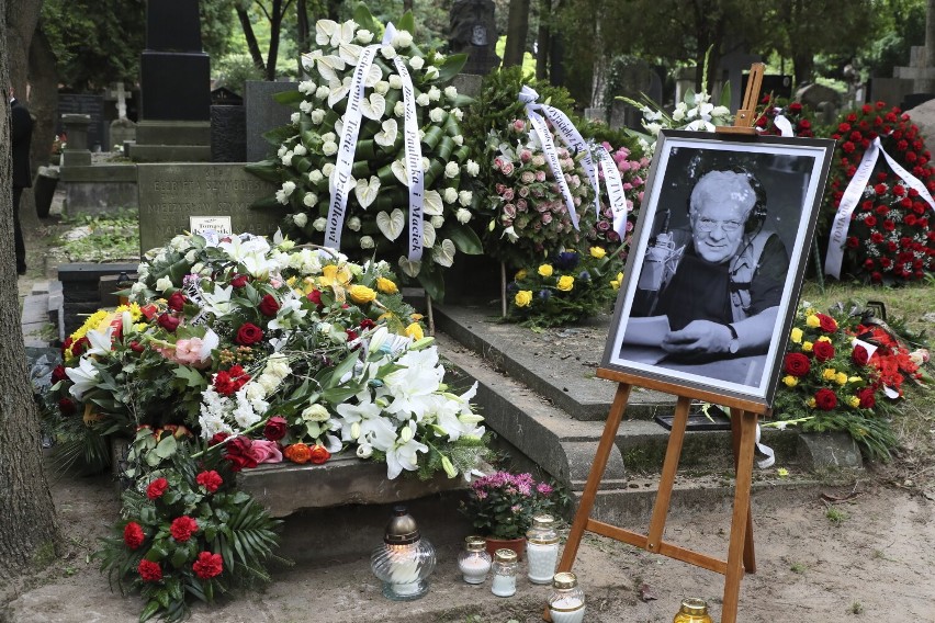 Pogrzeb Tomasza Knapika. Został pochowany na Starych Powązkach w Warszawie. Ostatnie pożegnanie legendarnego lektora