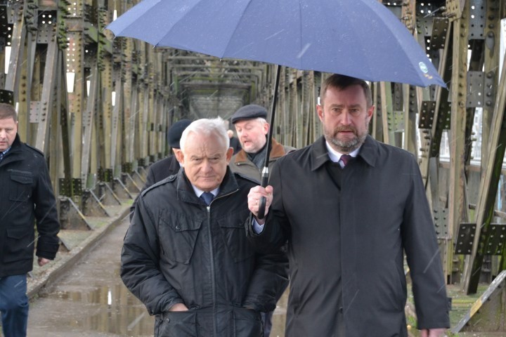 Leszek Miller w Tczewie chce pomóc odnowić zabytkowy most przez Wisłę