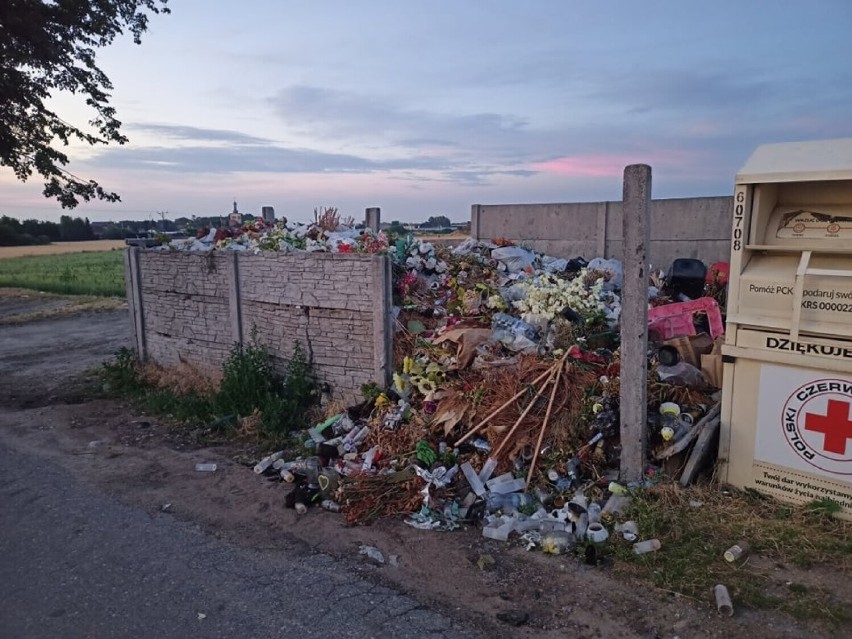 Pleszew. "Śmieciowy" krajobraz na cmentarzach. Wkrótce może się to zmienić. Miasto zapowiada wprowadzenie segregacji na cmentarzach