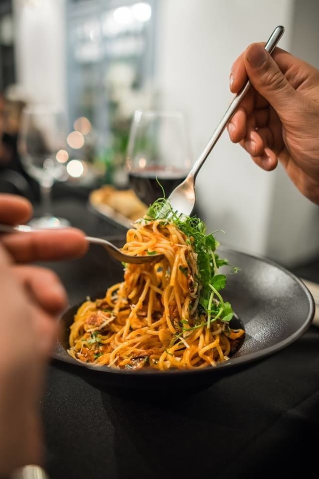 ul. Św. Tomasza 6

Miejsce klimatyczne, profesjonalna obsługa. Makarony wyśmienite - zarówno kompozycja smakowa, jak i porcja, pizza bardzo dobra. Cena odpowiednia do jakości jedzenia. Dodatkowym plusem lokalu jest spory ogródek, częściowo przykryty szklaną konstrukcją dachową.