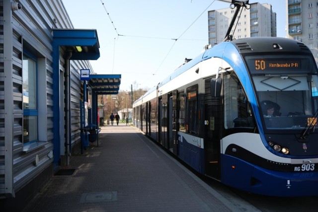 Budowa linii tramwajowej z Krowodrzy Górki do Górki Narodowej miała rozpocząć się w 2018 roku. Termin ten był jednak wielokrotnie przesuwany, a na jaw wychodziły m.in. błędy urzędników miejskich. Okazało się też np., że zanieczyszczony i skażony - m.in. metalami ciężkimi - jest grunt na którym powstać ma pętla końcowa w rejonie al. 29 Listopada. Do dziś nie zostało wydane Zezwolenie na Realizację Inwestycji Drogowej. A to kluczowy dokument, bez którego nie mogą rozpocząć się główne prace budowlane. Przełom może nastąpić w najbliższych tygodniach.